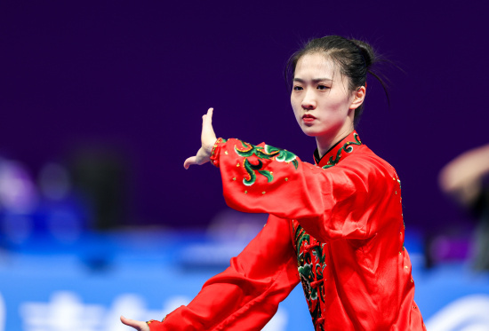 武术是中国传统体育项目,这些年正不断从中国走向世界.