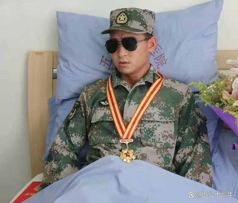 排雷英雄杜富国服役期满是继续服役好还是退役返乡好