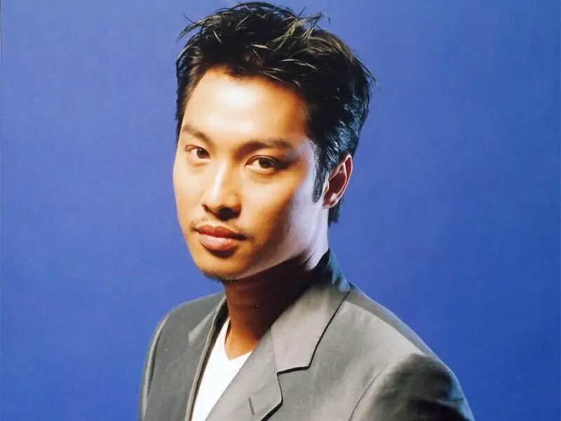 其中,谭耀文在《纵横四海》中扮演的大反派明智杰,《半生缘》中扮演的