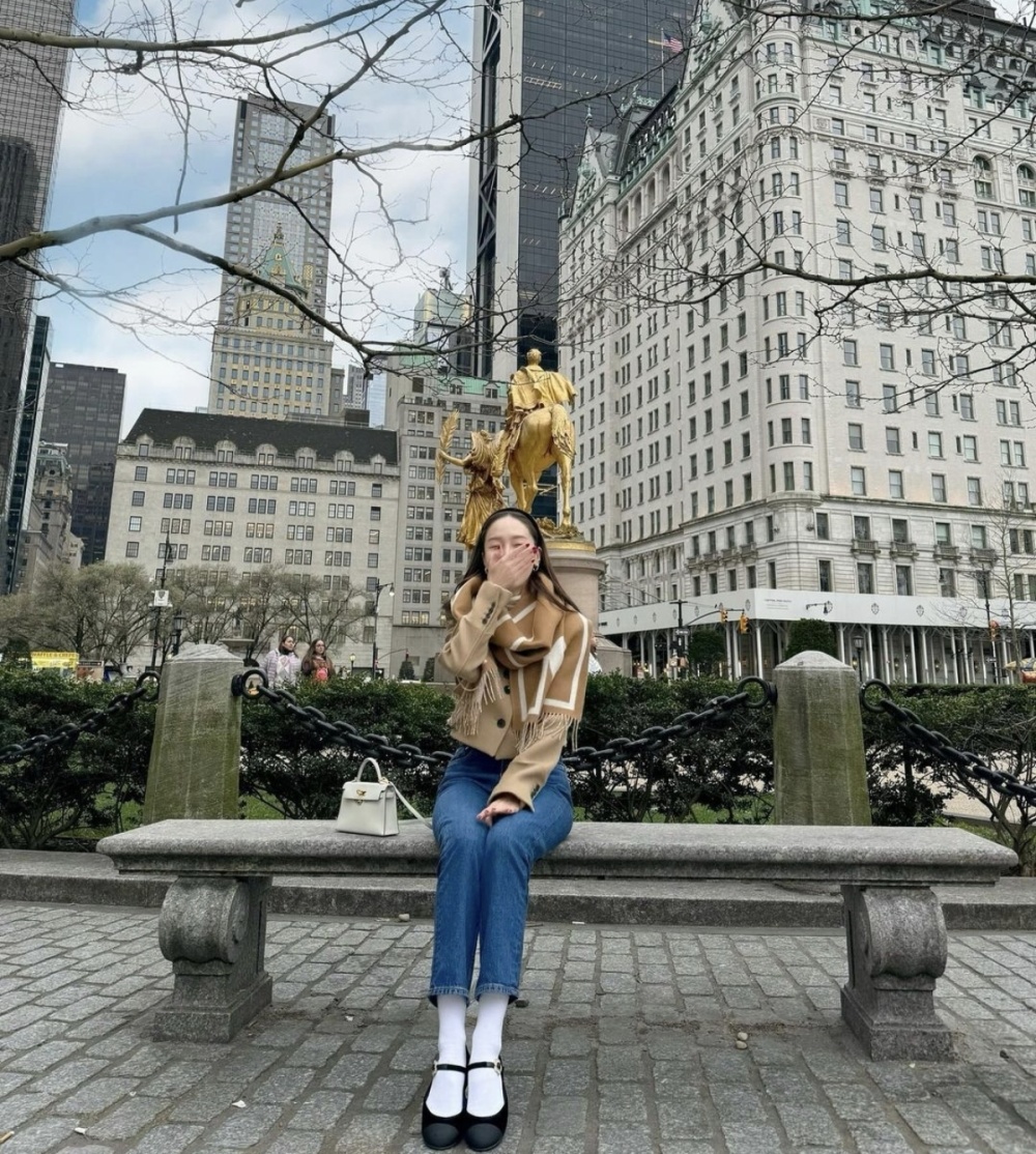 少女感十足郑秀妍纽约街拍米色外套牛仔布搭配尽显奢华休闲