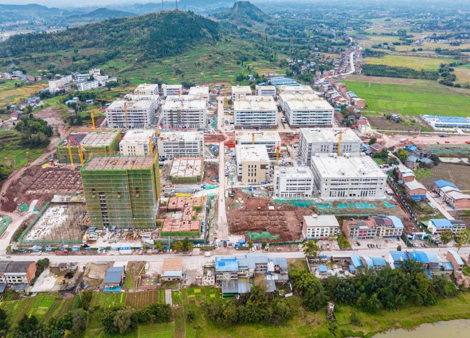 1月4日,冬日暖阳,在四川达州东部经开区新建的麻柳中学,达州党政系统