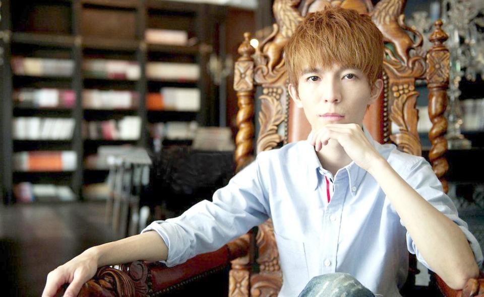 郭敬明被指控性骚扰被扒曾与陈学冬亲吻十指紧扣画面辣眼