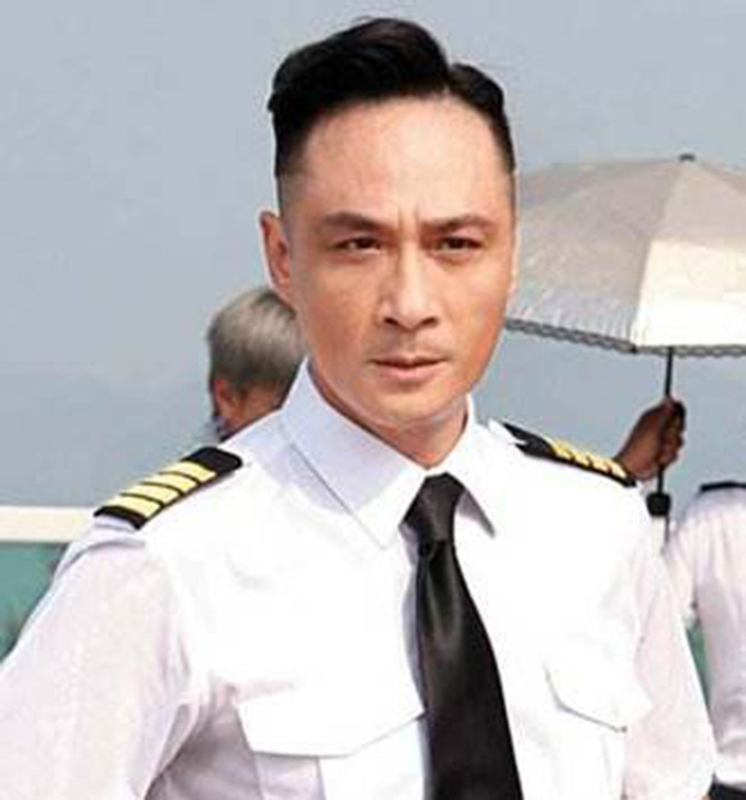 吴镇宇陪家人出游被偶遇!不理粉丝呼唤拒合影,14岁儿子又高又壮