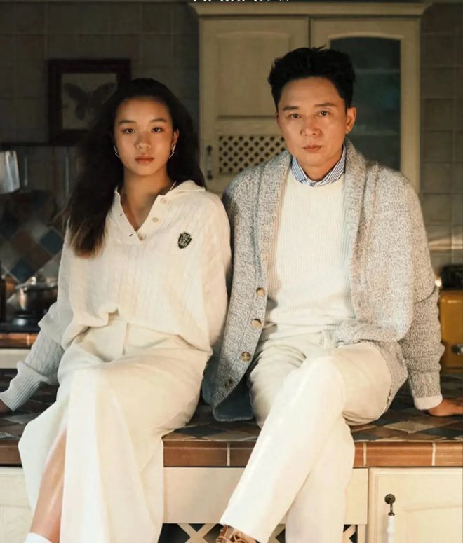 54岁刘奕君和女儿拍时尚大片,13岁女儿大长腿抢镜,长相混血不输明星