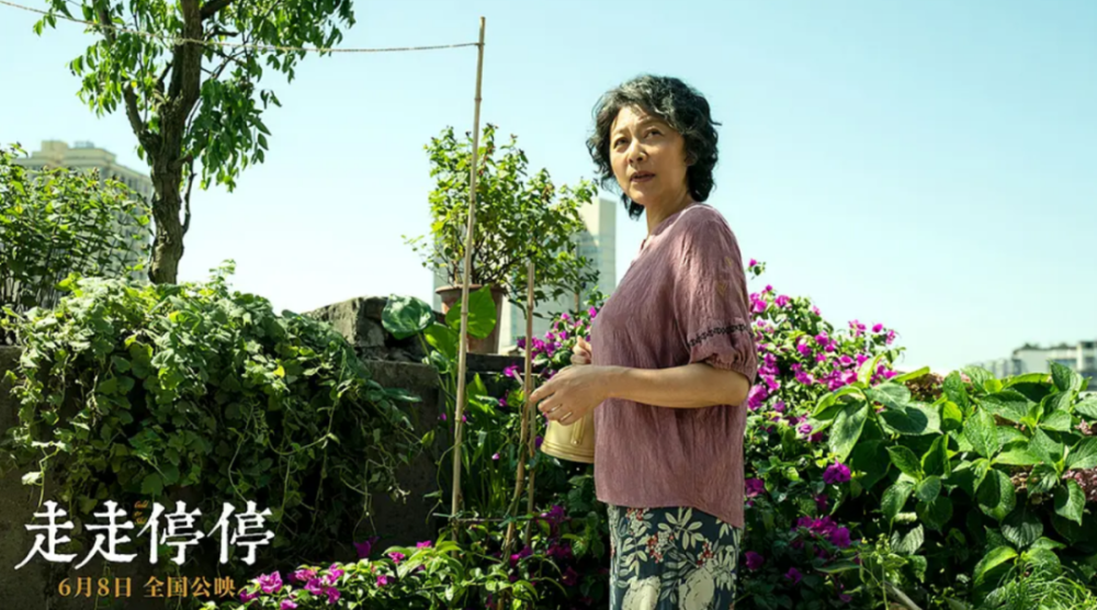 比如,妹妹吴双(金靖 饰)要喝冰柠檬茶,家里面没有冰块,干脆从冰箱壁上