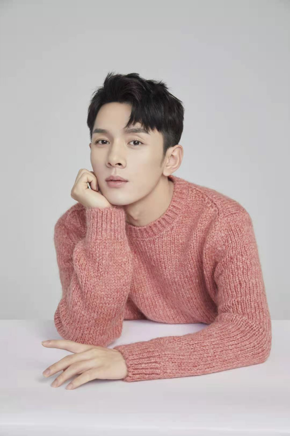 网上的质疑声却很大,首先李佳琦并不是专业歌手,也不是专业演员,覆换