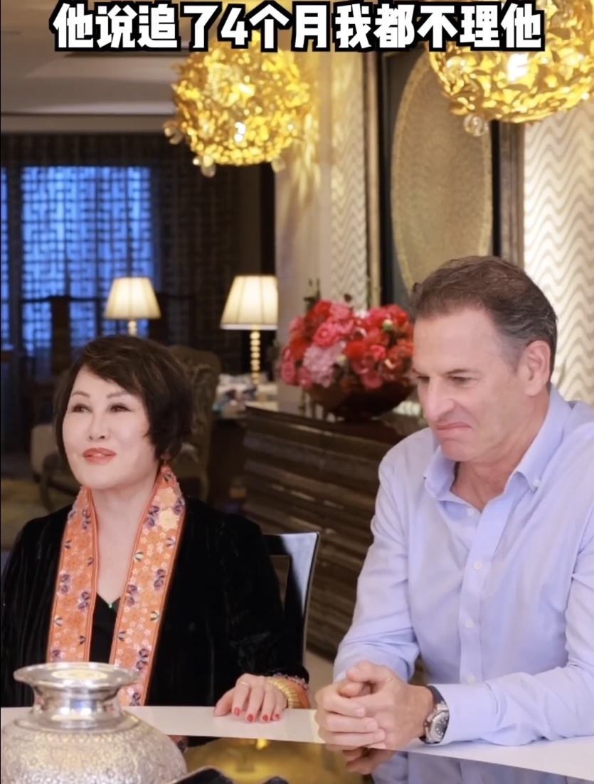 74岁靳羽西与年轻帅气新男友首次合体受访,透露对方狂追4个月_腾讯