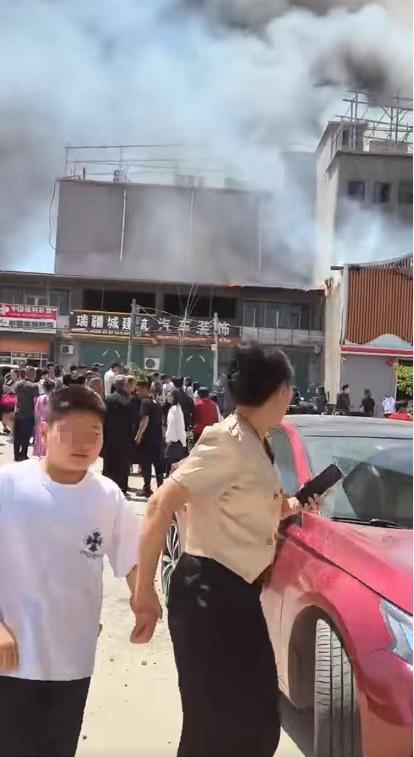 河北邯郸酒店正办婚宴突起火，众人惊险逃生