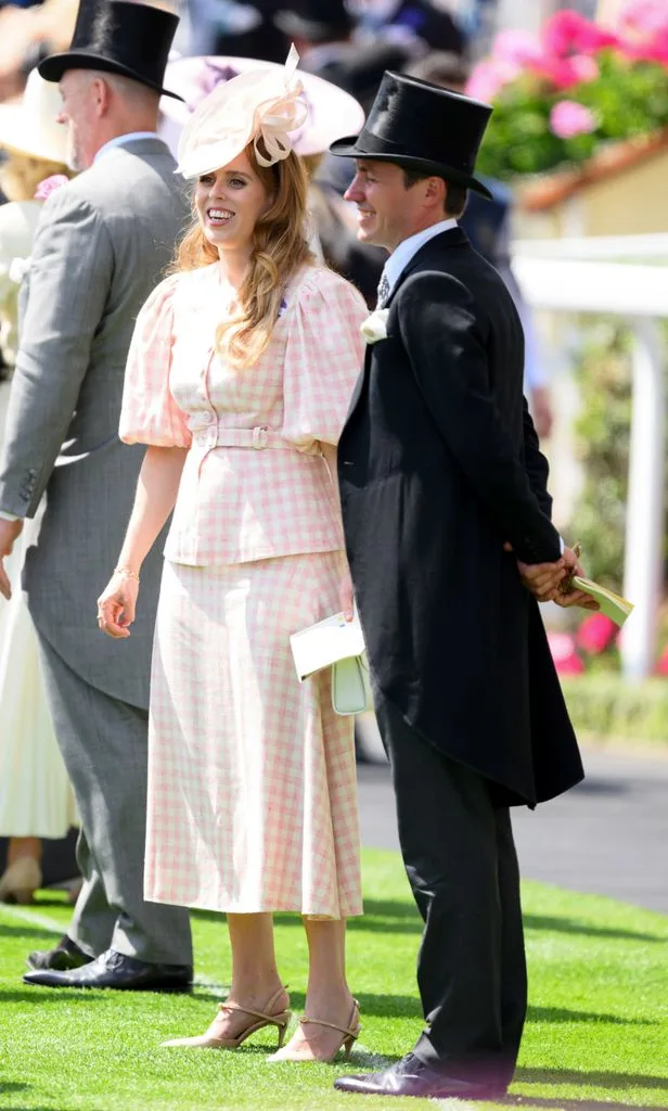 比阿特丽斯公主身着zara修身喇叭裙,于高街品牌中演绎优雅格调