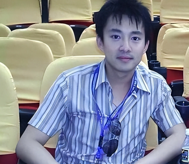 他是央视最帅主持人，因“丑闻”退隐二十载 56岁亚宁身价过亿再发光_腾讯新闻