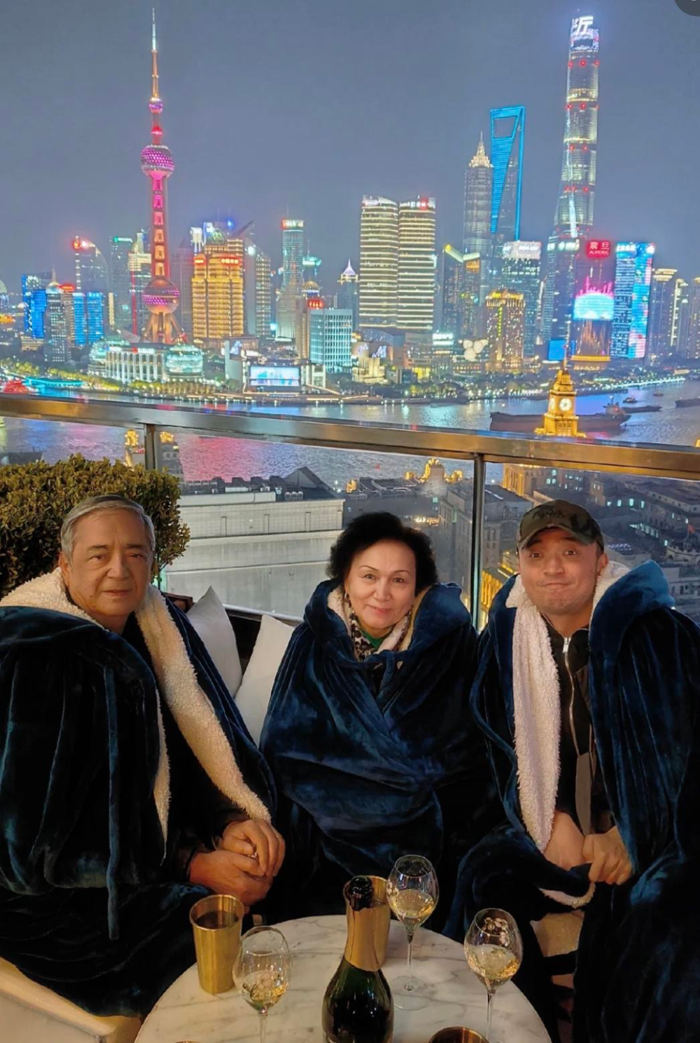 尼格买提全家福曝光侄女颜值惊艳堪比女星父母外滩合照显时髦