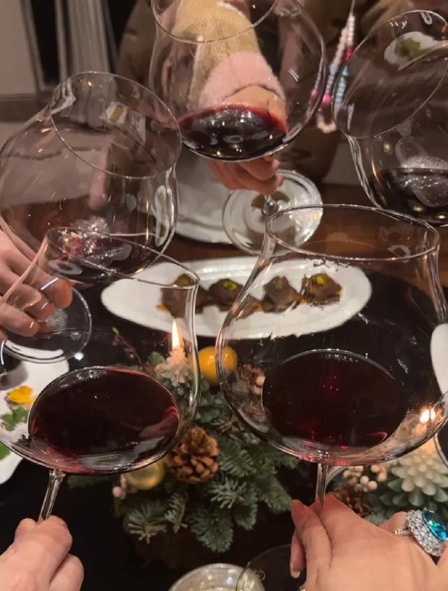 这场聚会叶珂似乎也有到场,在博主晒出的大家举杯共庆圣诞的照片中