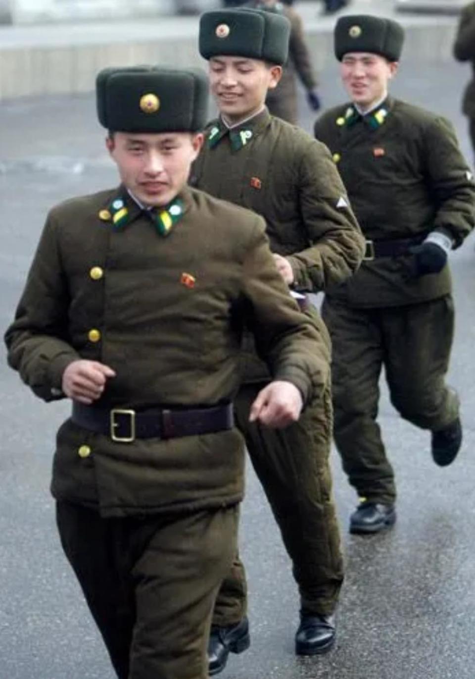 除了上面那款呢子大衣外,在冬季环境下朝鲜边防兵还有第二种士兵冬服.