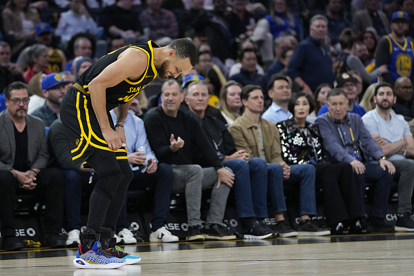 nba库里扭伤脚比勇士输球更愁人
