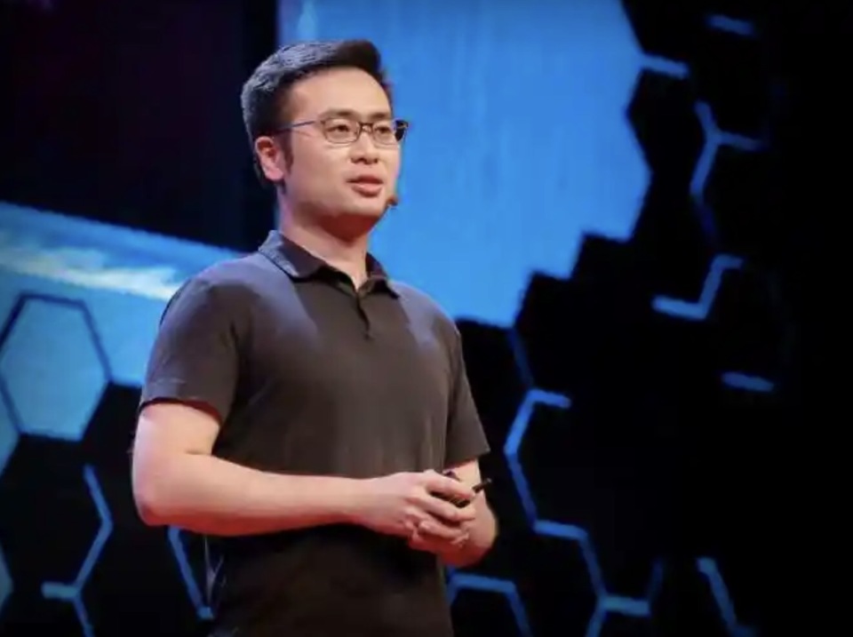 英伟达具身智能负责人Jim Fan发文，AI预训练范式的下一次转向_腾讯新闻