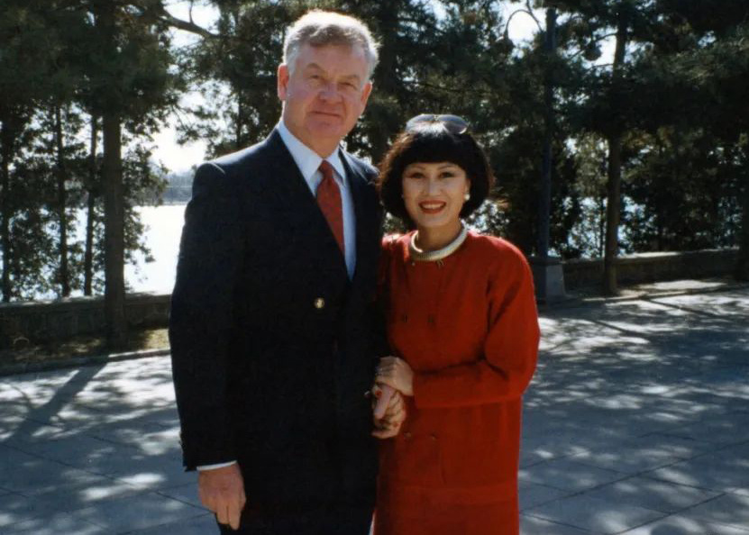 74岁靳羽西与年轻帅气新男友首次合体受访,透露对方狂追4个月_腾讯