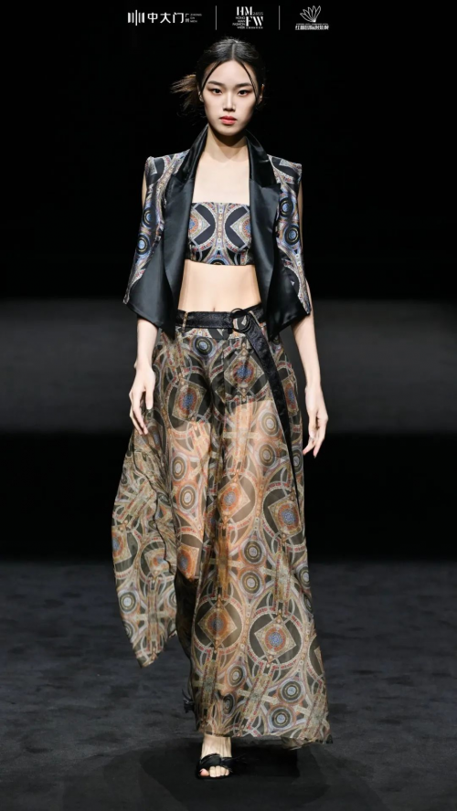 唯洛伊秀场直击风格旅程再启邂逅东方华彩