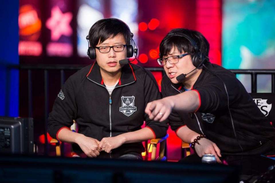 娃米逐渐淡出LPL解说席？宝藏男孩王多多频繁出镜，带妹buff拉满_腾讯新闻