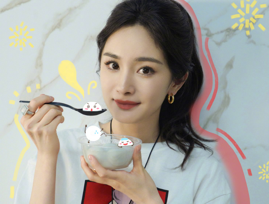 照片中杨幂穿着很日常,但戴着的首饰却不简单,从耳环到戒指再到手链