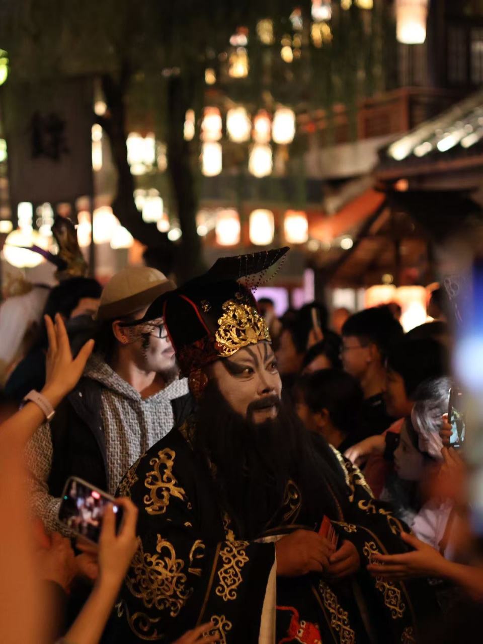 老板不给加班费？拿生死簿来！”横店“阎王爷”为何突然爆火？