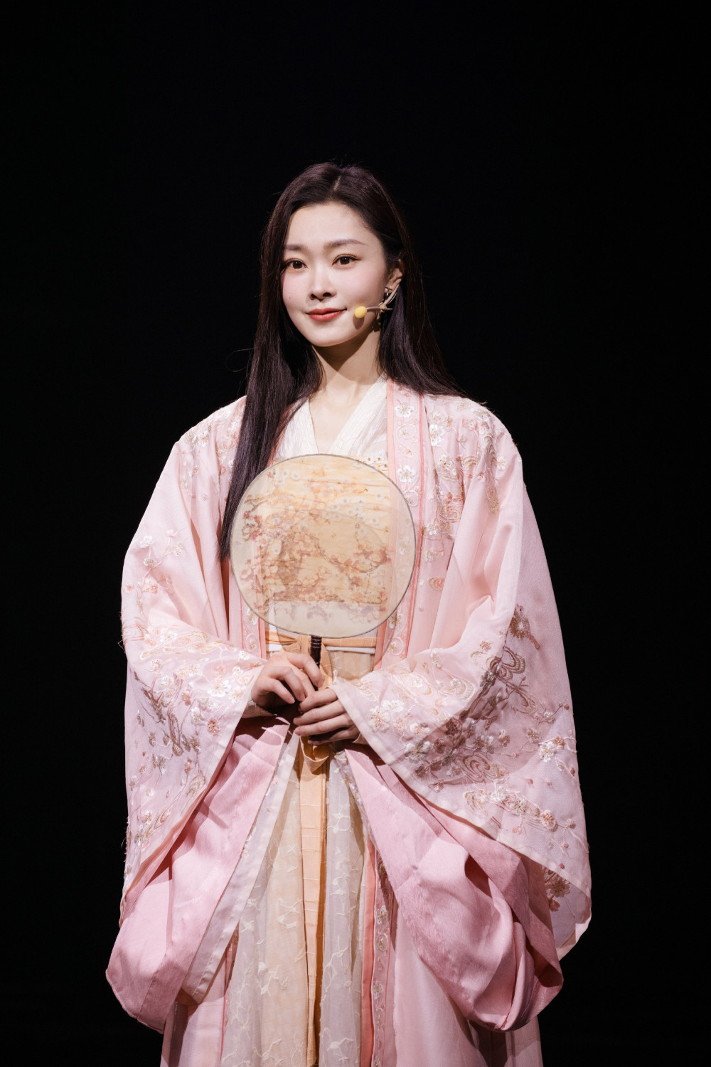 罗云熙《颜心记》杀青,宋轶再现绝美古装,力压"绝色"女配团!-腾讯新闻