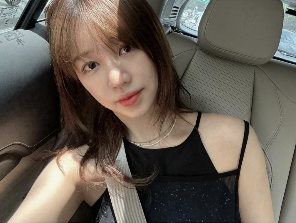 肩部线条迷人,尹恩惠无袖衫造型,尽显稚嫩魅力