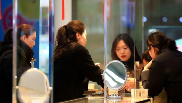 为何一线城市消费冷热不均？北上广深社零分化的三重机制