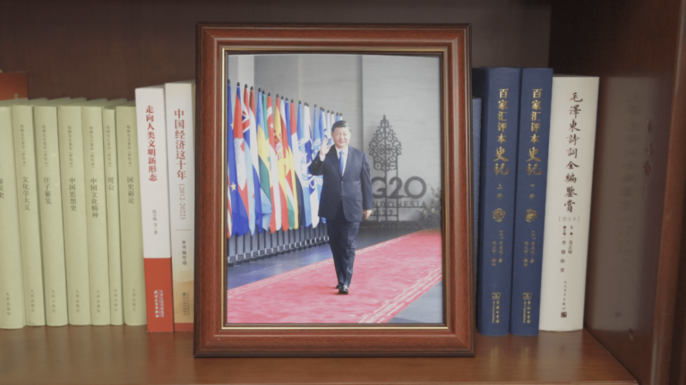 习主席书架上的照片，记录了哪些珍贵瞬间三国演义2023已更新(今日/新华网)