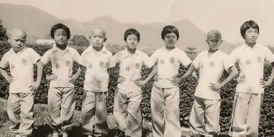 导演和演员,成龙还特别提到元家班的代表"七小福"