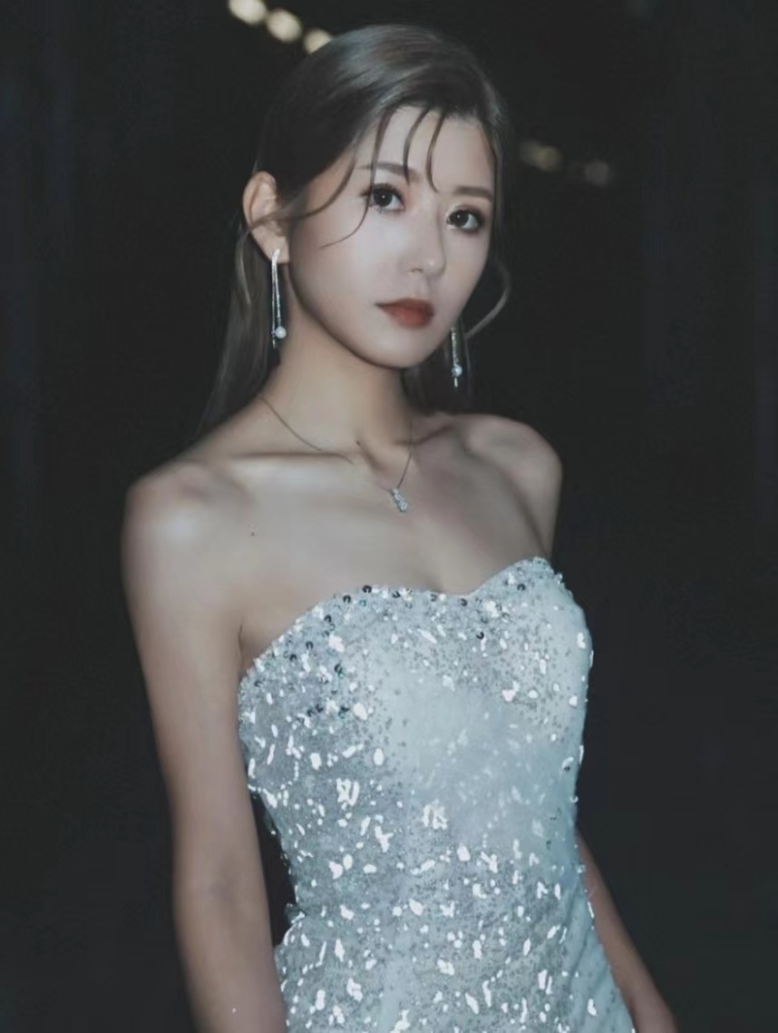 由于富贵男友calvin是圈外人,所以一直以来,陈嘉慧都没有对外公开对方