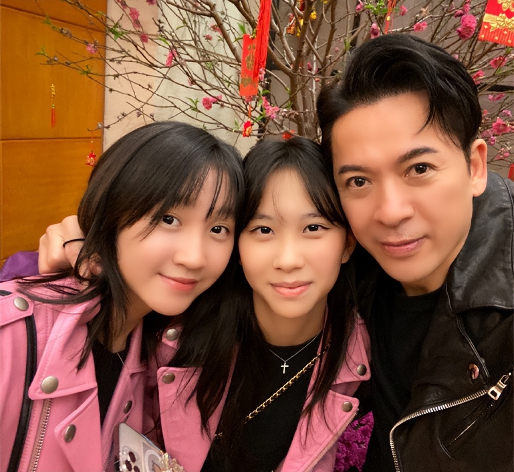 郭政鸿一家三口罕同框,俩女儿已亭亭玉立,长女干妈是赌王千金插图1