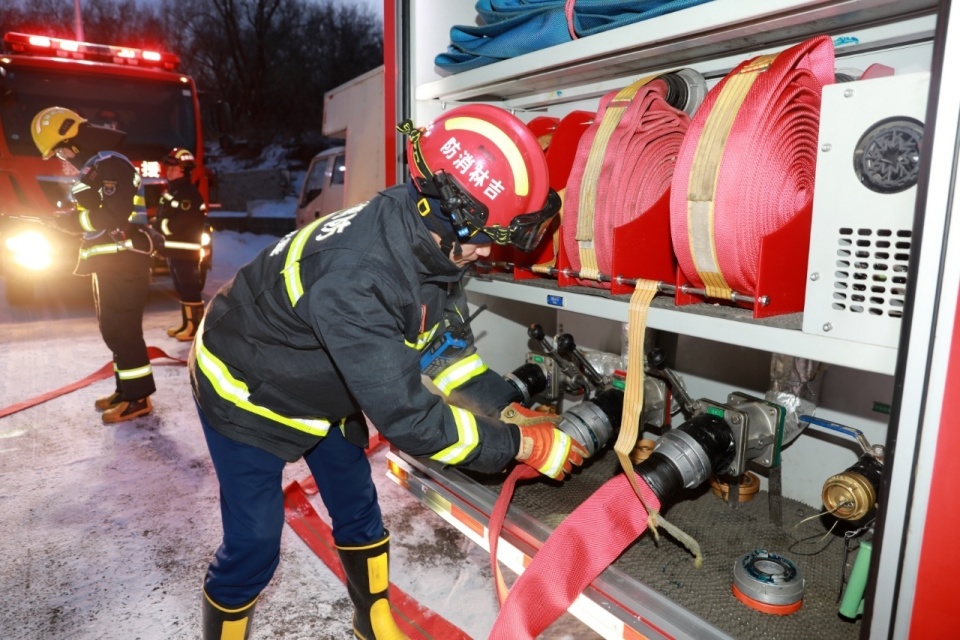 长春市消防救援支队开展冰雪旅游场所灭火救援实战演练