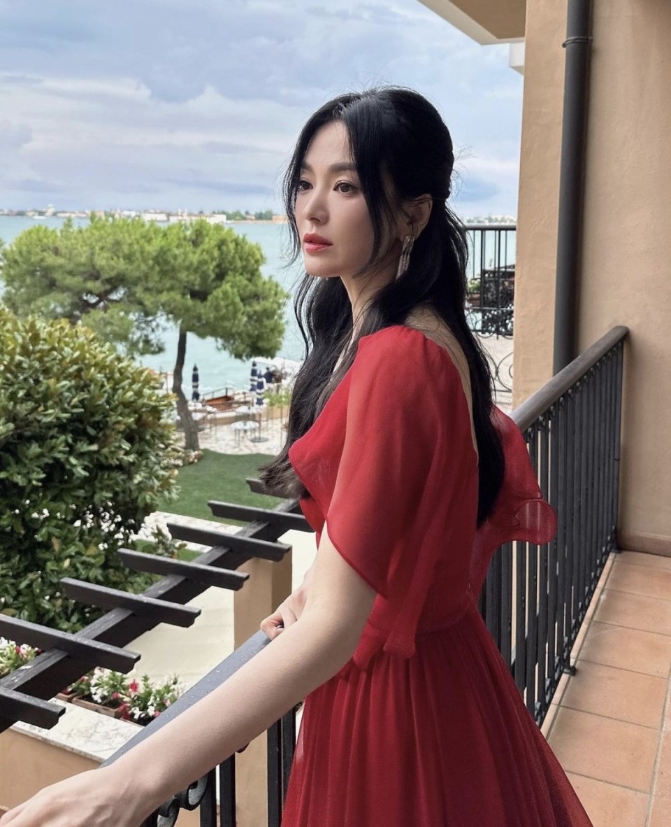 宋慧乔以红唇妆搭配红色连衣裙,点燃威尼斯的热情