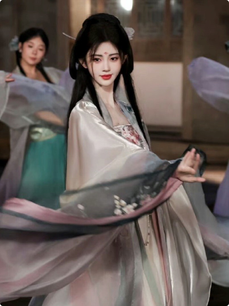 被鞠婧祎扮演的嫦娥惊艳了,仙气飘飘,但这半永久妆容太出戏了吧