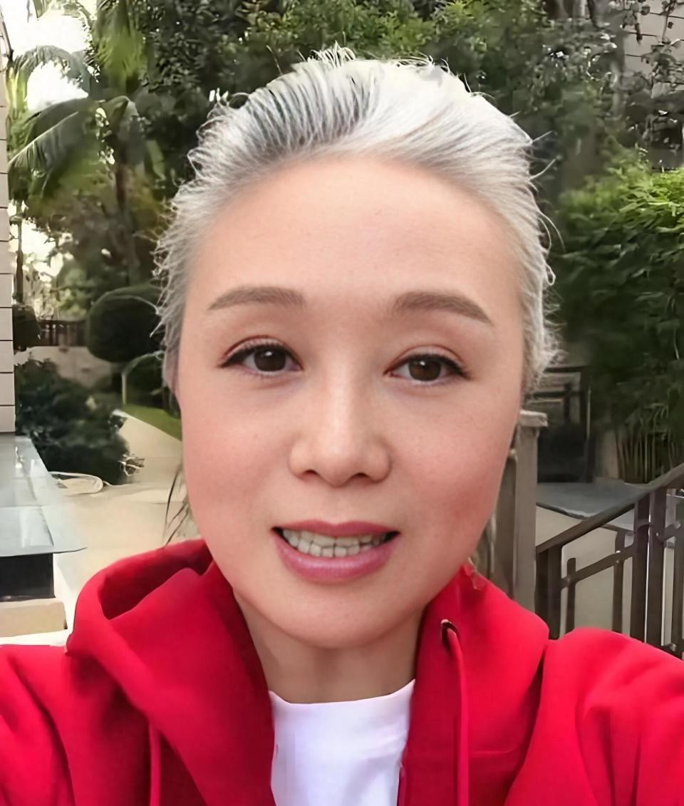 64岁黄梅戏名家吴琼顶一头白发出镜！她不怕小丈夫嫌弃，将外甥女当女儿养_腾讯新闻