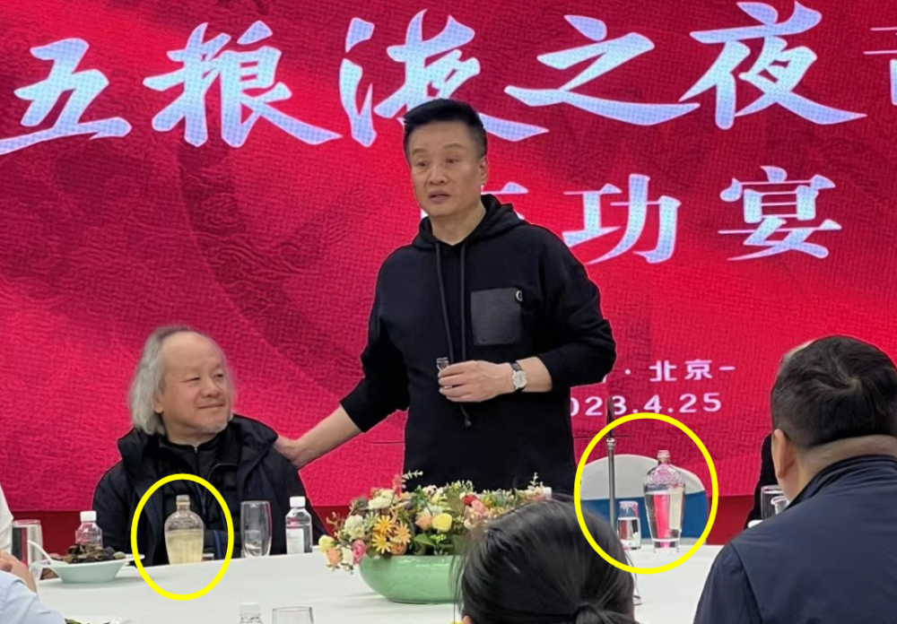 66岁阎维文举办庆功宴，论斤喝五粮液太豪爽，站起来敬酒礼仪周到_腾讯新闻