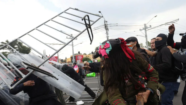 美加墨世界杯揭幕战：体育场外球迷和抗议者与警方发生暴力冲突，场面一度陷入混乱