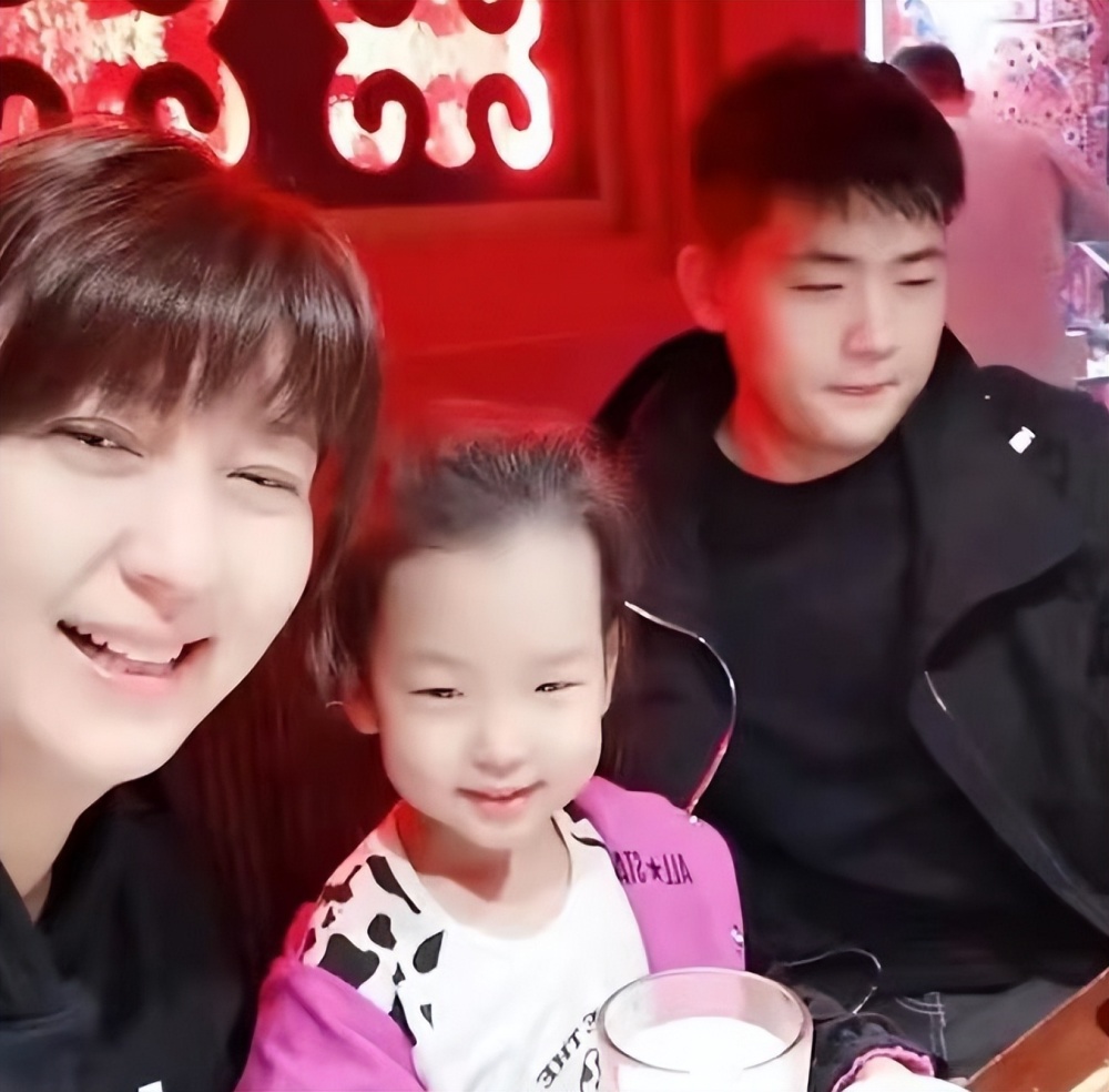 闫学晶一家三口在泰国接地气,二婚老公肚腩突出,5岁女儿似爸爸_腾讯