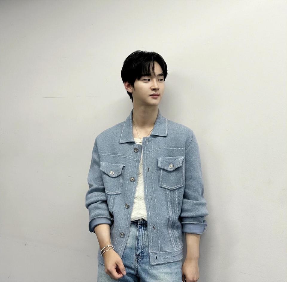 最后,张东润走下观众席,喊出了粉丝的名字,并真诚地回答了粉丝的即兴