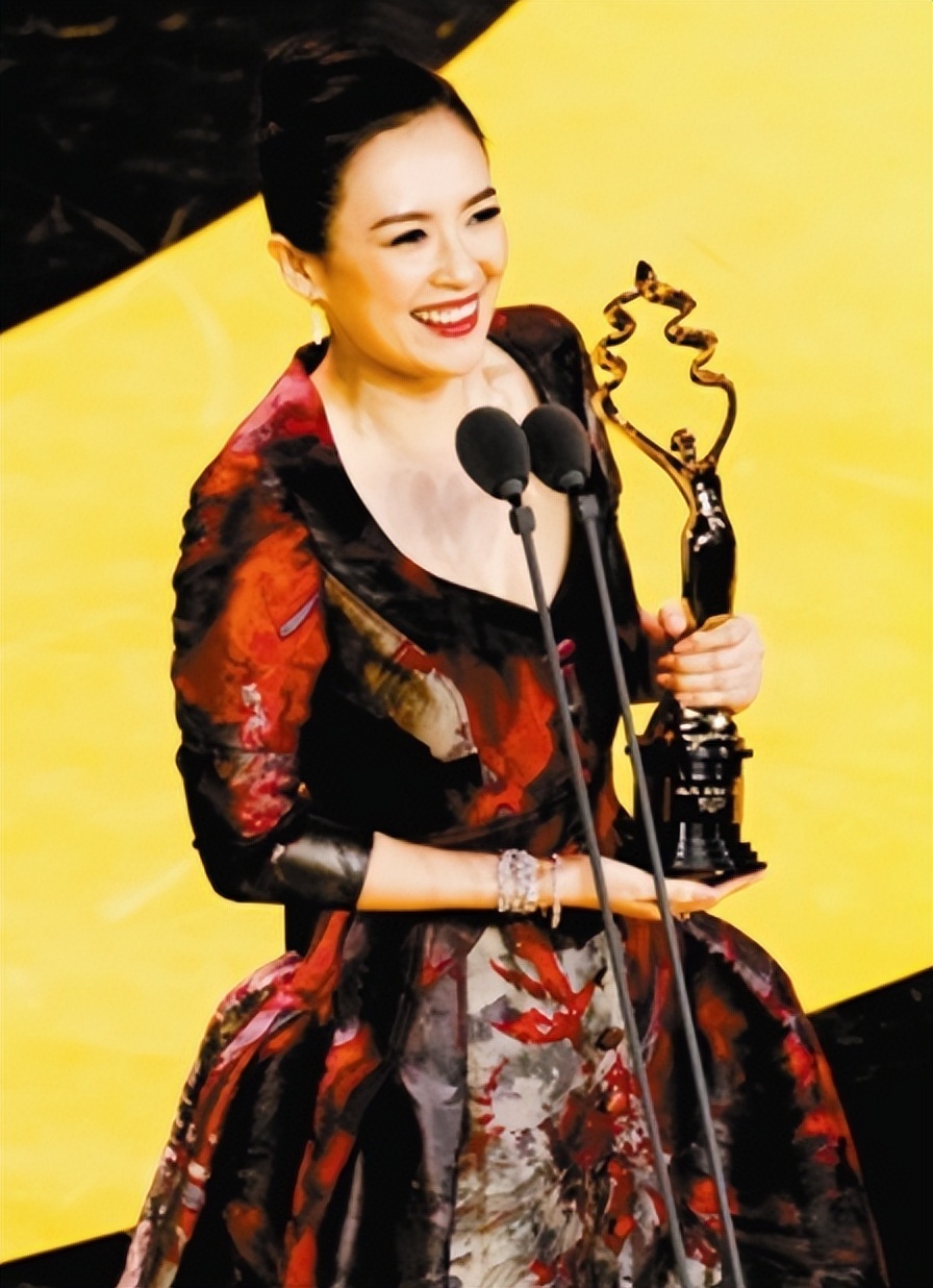 章子怡日本过情人节!和女儿依偎吃饭,新电影切片不见