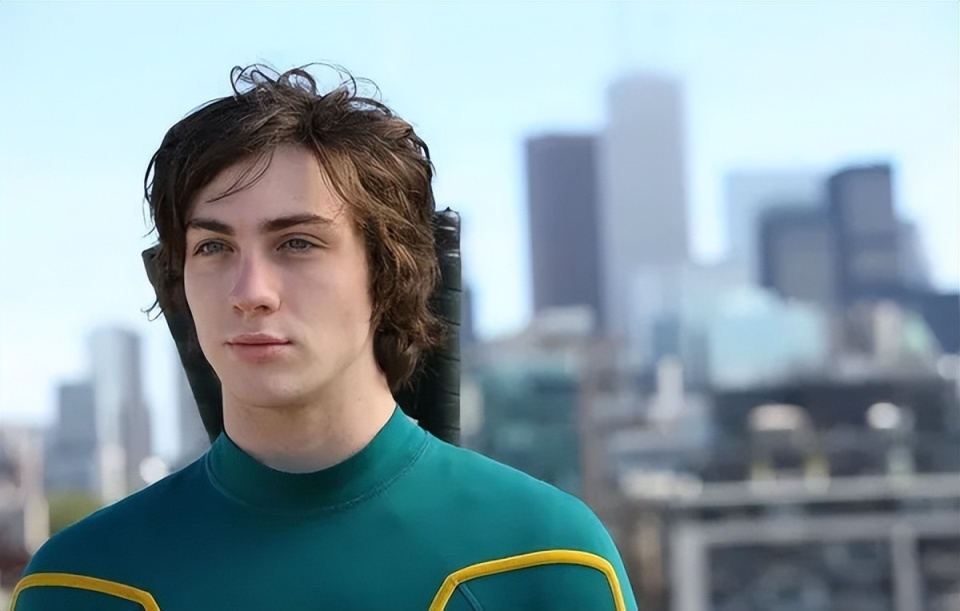 漫威电影宇宙中,饰演快银的是演员亚伦泰勒约翰逊,他在2010年因出演