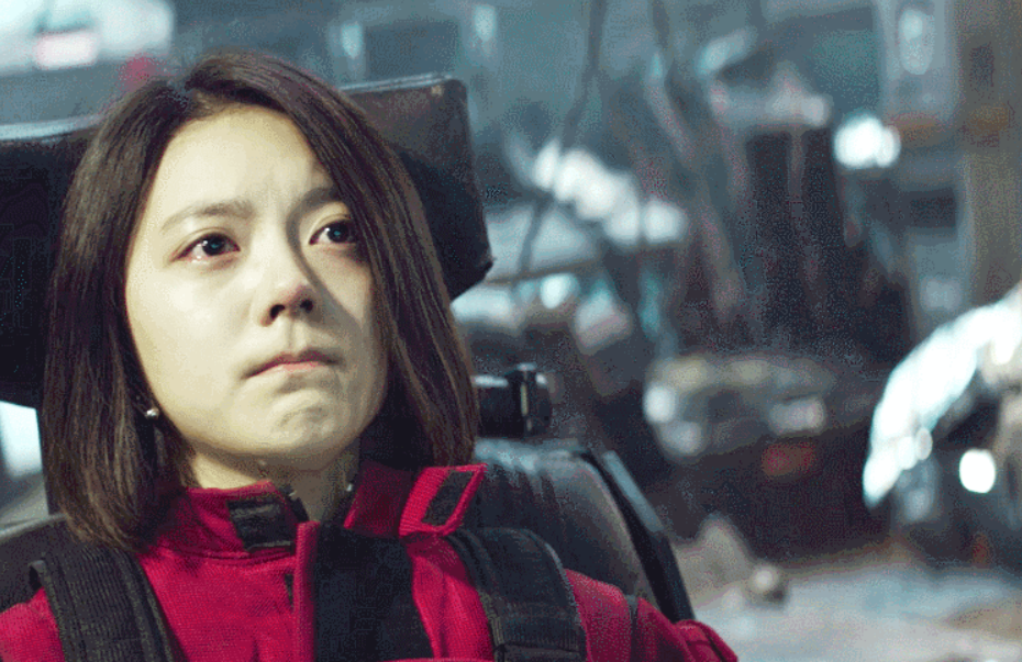 直到14岁出演《流浪地球》韩朵朵的时候,很多人都觉得,她终于长大了