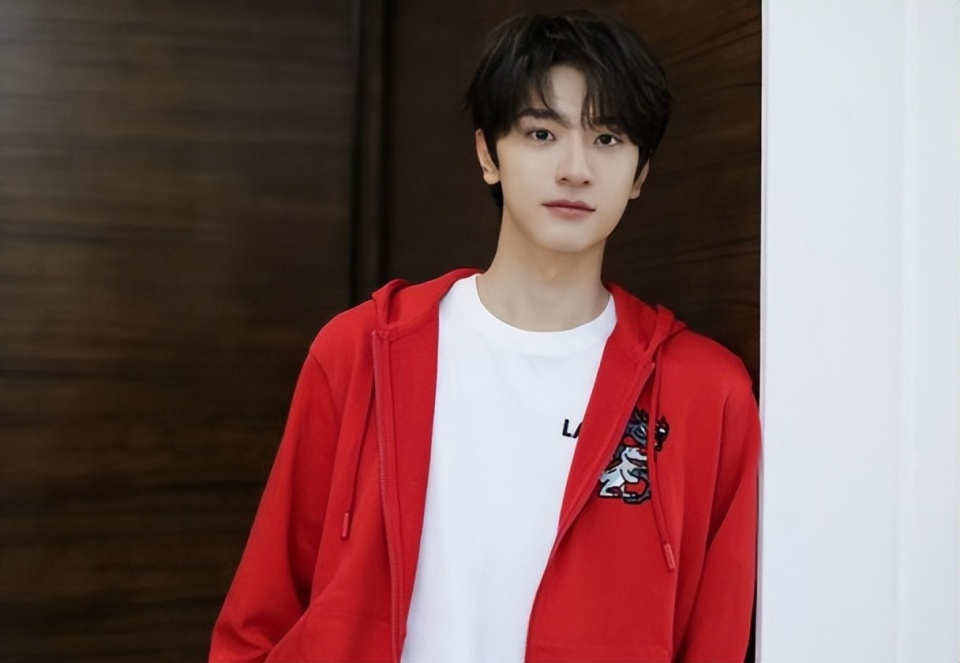 凭颜值吸粉无数,与胡歌同公司,25岁的林一终于要火了!_腾讯新闻