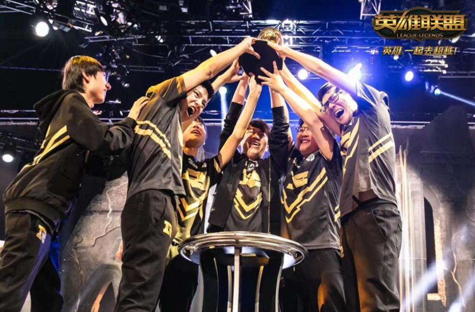 比如rng和edg就非常需要重建战队,他们这赛季都组建了新阵容,但是新