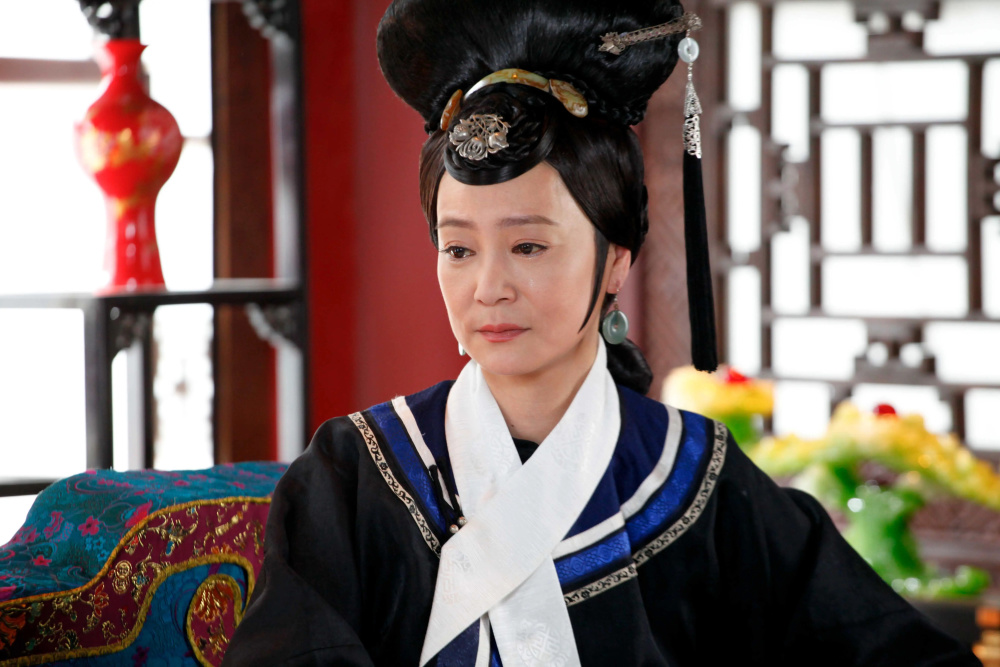 刘雪华独居上海,美丽且瘦弱,身材气质与张爱玲接近,两人"相遇"于舞台