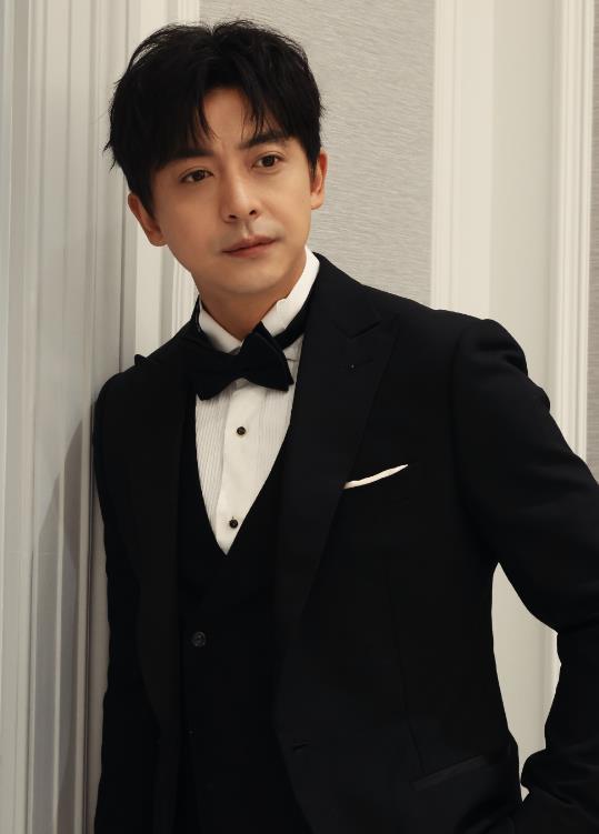 李佳航自曝泡温泉弄伤一根肋骨,详细描述受伤全过程,可怜又好笑