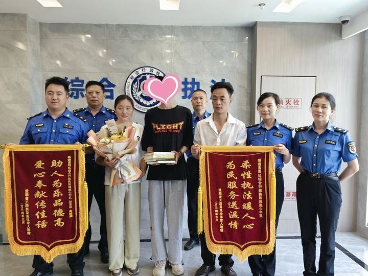 一年了!历经手术和八次化疗,城管帮学生摆摊卖花的故事迎来圆满后续