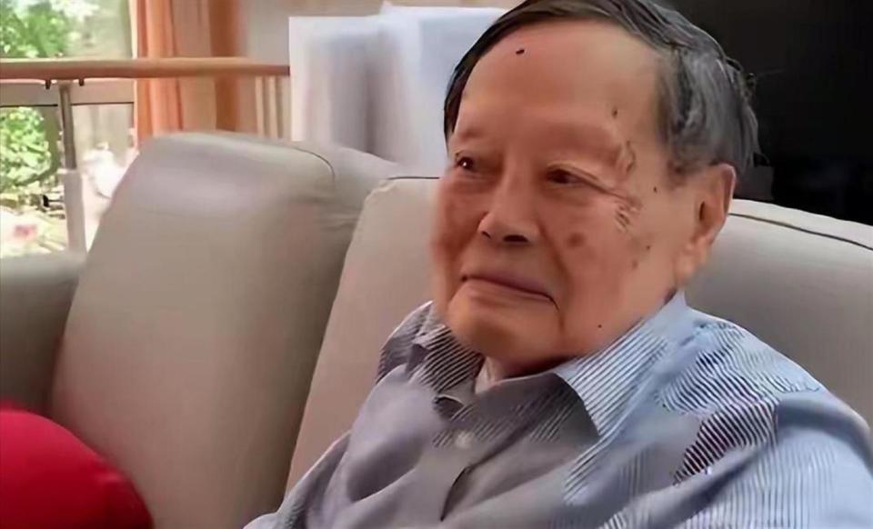 杨振宁去世210天，翁帆近况曝光，和母亲聚餐，气质温润显年轻_腾讯新闻