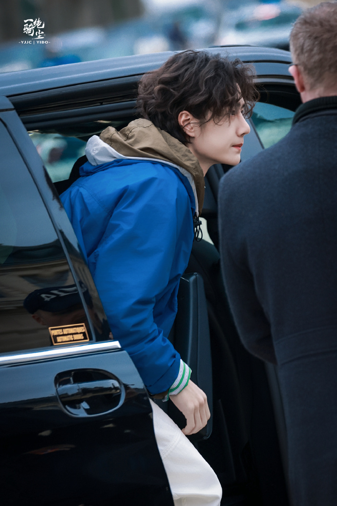 王一博巴黎時裝周受歡迎，外國攝影師都喊破音了，場內社交時獲陳都靈溫柔注視 - 