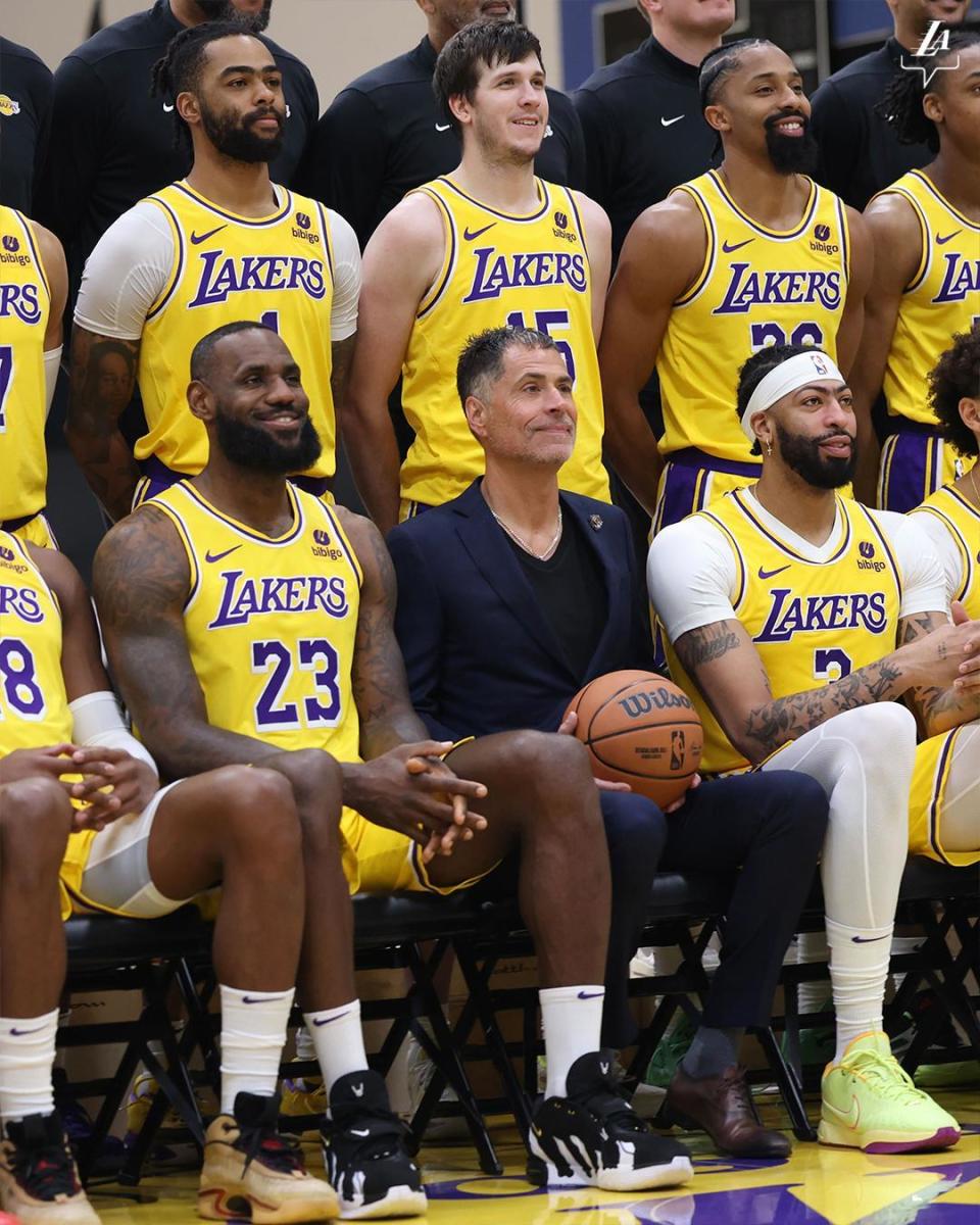 湖人队官方写道:"今天是全队合影日!